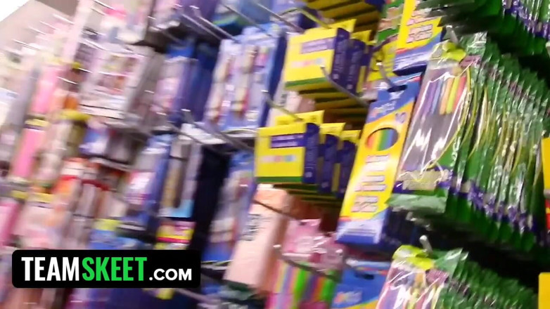 Team Skeet: ブロンドふしだらな女は彼女の足を広げ、彼女の十代の猫に私のペニスを深く取ります