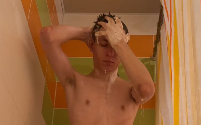 Morflot24: Naakte wasshow met een enorme lul!