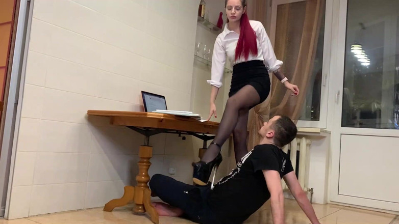 Petite Princesses Femdom: Бизнесвумэн в очках и официальной одежде использует человеческую мебель во время работы над MacBook