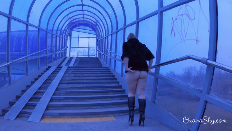 MILF Oxana: Con đĩ cắm mông trên cầu vượt