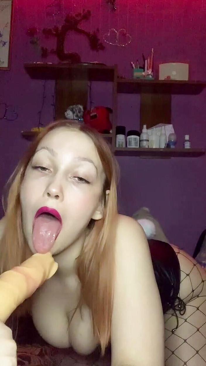 Your Sexy GF: Eine schöne schlampe in strümpfen lutscht einen dildo und sie...