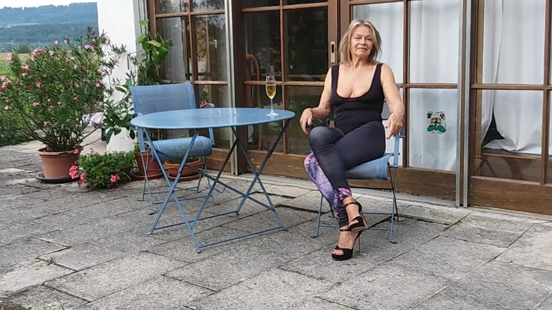 martinawest: Martina draußen in leggins