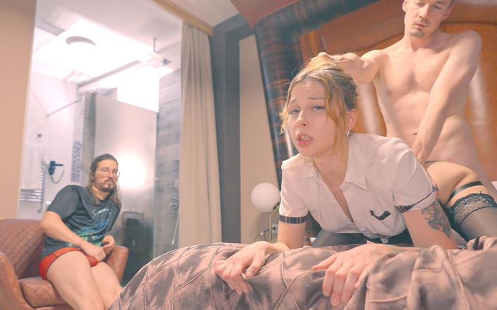 MySchoolLife: Wifey Curvy Hotwife fode um cara enquanto marido assiste