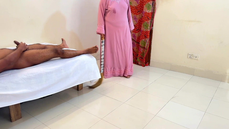 Aria Mia: Cewek penyapu hotel mergokin aku lagi coli dan aku kaget...