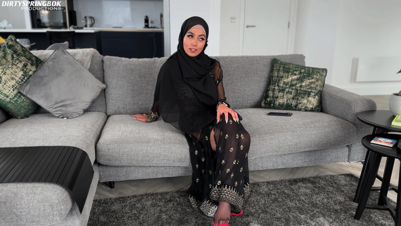 Aaliyah Yasin: Proprietarul pensiunii Hijabi găsește un vibrator și ejaculează