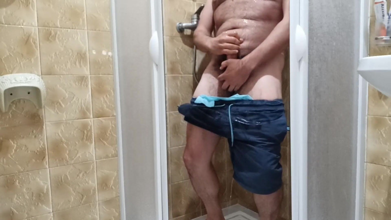 Kinky Guy: Pipì e sborra in doccia