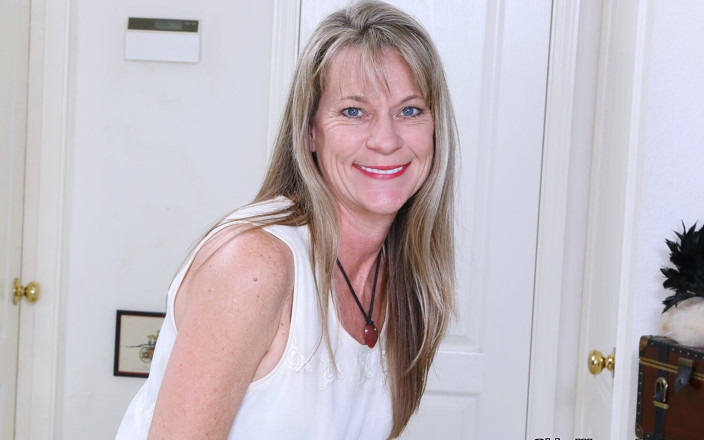 Older Woman Fun: L'americana matura fortunata ti lascia ammirare i suoi capezzoli duri...