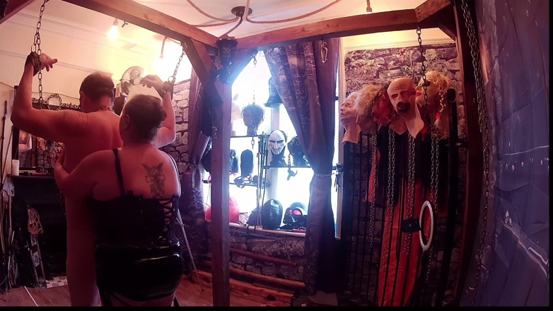 Aaexperiencesltd: Část 1: Domina Satana, Medvěd Lanitsa a jejich nová hračka Daisy.