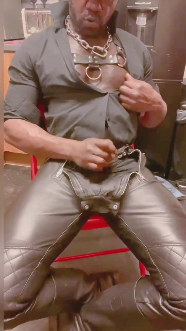 Black mature kinky muscle: 가죽 근육 새아빠 솔로 플레이