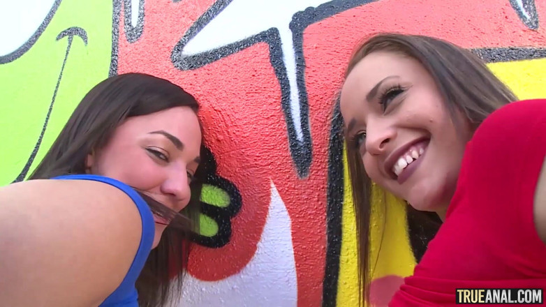 True Anal: True anal - Amara Romani et Holly Hendrix se font remplir...