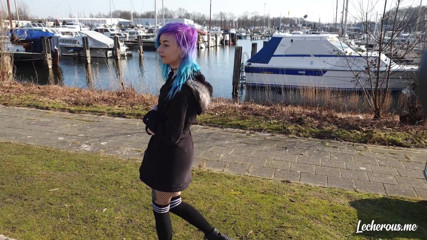 Lecherous: Alisha s'exhibe et se déshabille à la marina