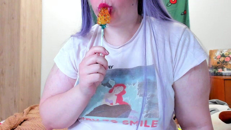 AssGives: İri güzel kadın lolipop emiyor