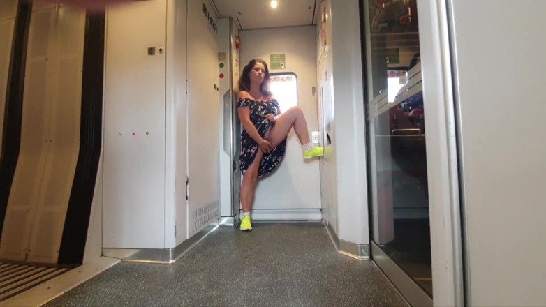 ExpressiaGirl: Mi loca masturbación de coño peludo en tren público Parte 1