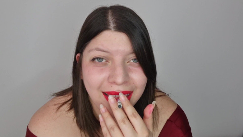 Alice H: Sigara yakın çekim