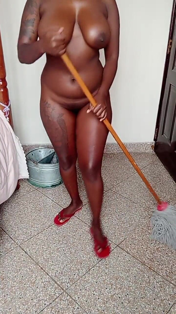 Nasty_hotbabe: Hanifasexy zieht sich aus und zeigt ihren fetten schwarzen arsch...