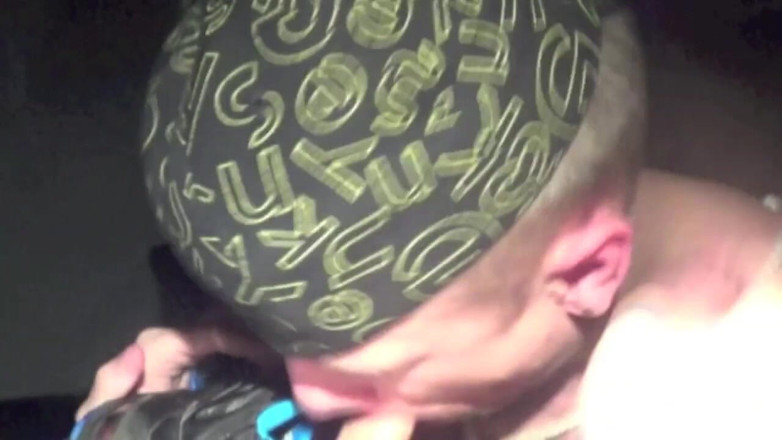 Sneaker gay: Děvka submisovaná v teniskách a potrestána scallyboyem