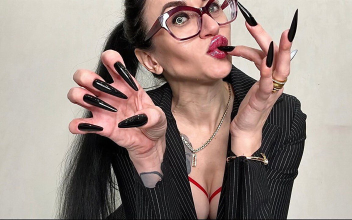Julia domaina: Uñas largas y negras, garras afiladas, dedos largos chupadores y...
