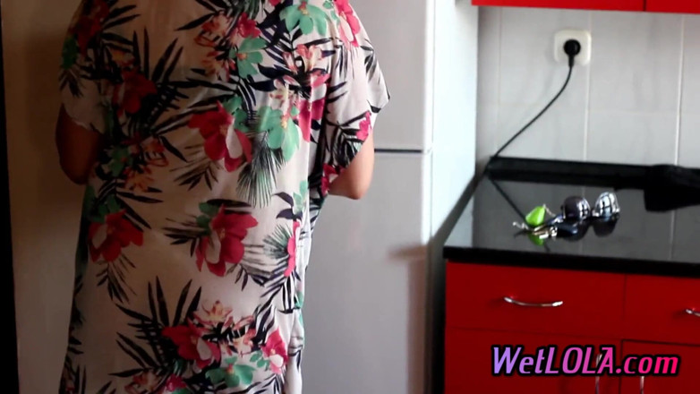 Wet Lola: Зрелая женщина пьет сок и писает по всему полу кухни, играя со своей киской