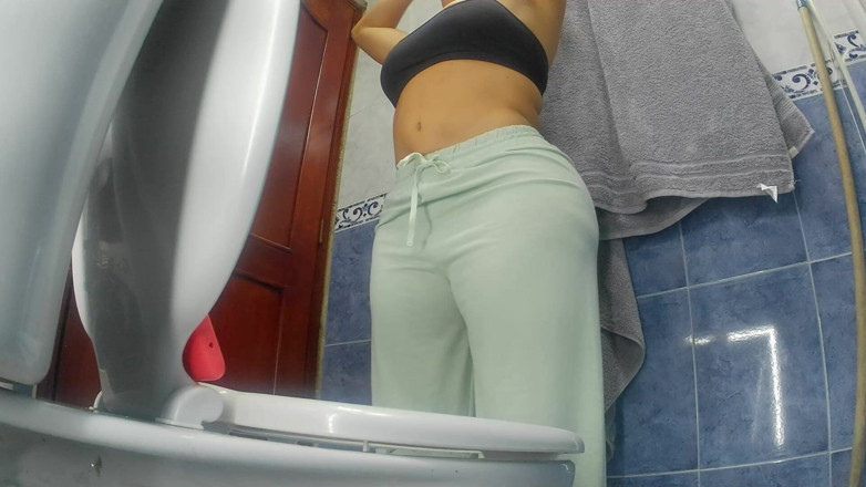irina69star: Un demi-frère pervers a mis une caméra dans ma salle...