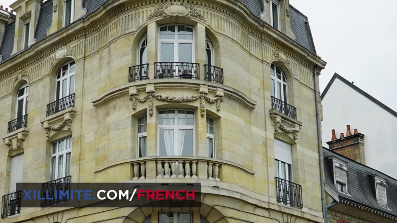 French girls at work: Продавчиня sextoys показує, як працюють ділдо