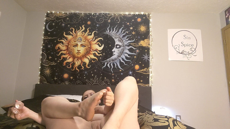 Sin Spice by Sophia Sinclair and Jasper Spice: 用我的润肤露脚戏弄你