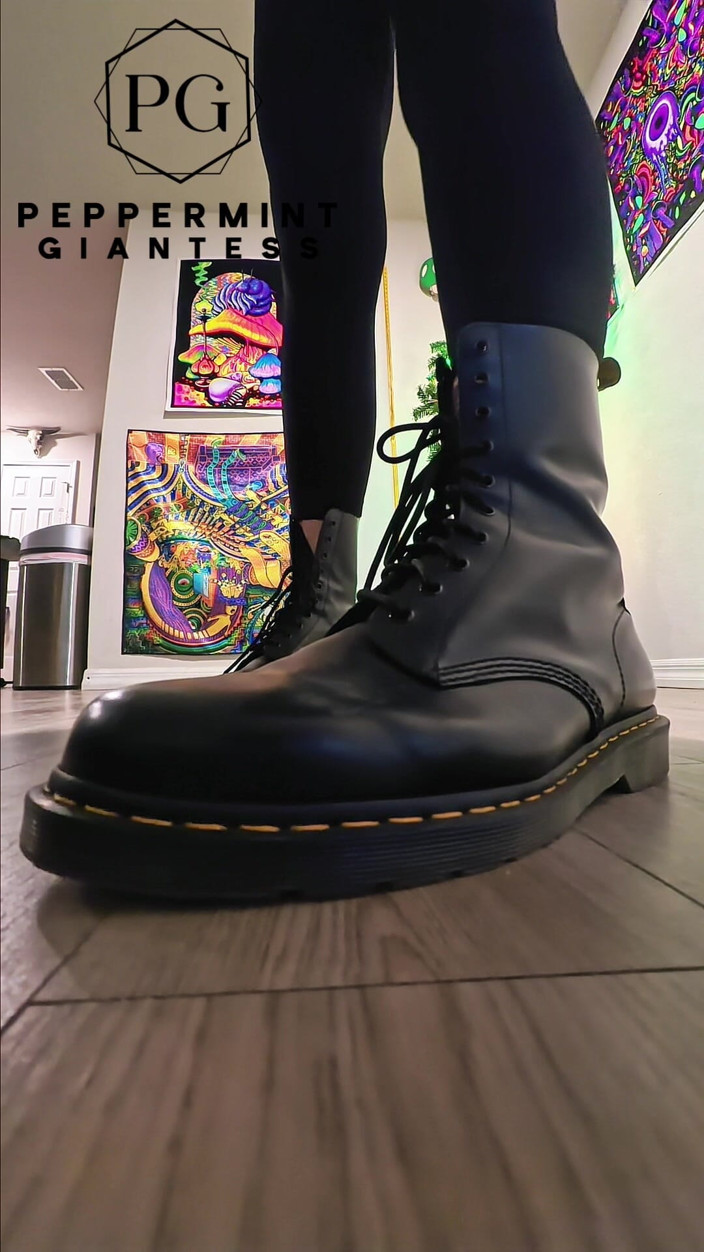 Peppermint Giantess: 6'7 Riesin in Doc Martens stampft hart, langsam stampfend