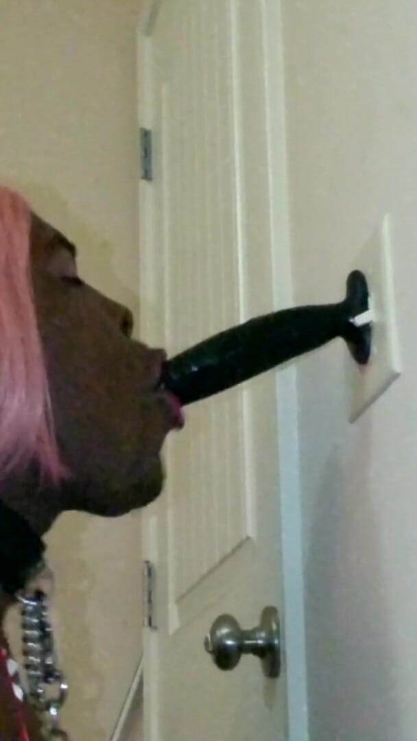 Kyla Throatz: Kyla throatz succhia un dildo