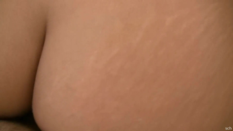 Hard raw sex: Une bombasse suce une petite bite de mecs riches