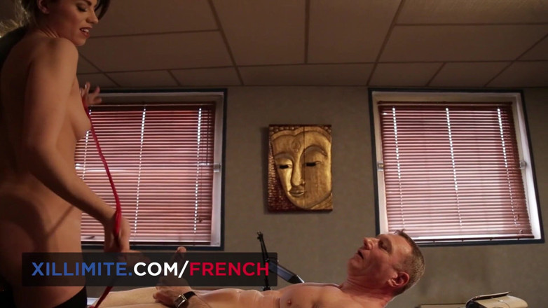 French girls at work: Интенсивный секс на работе с чувственной брюнеткой в чулках