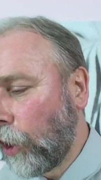 La giovane figliastra sorprende i vecchi genitori adottivi a fare sesso e partecipa anche lei