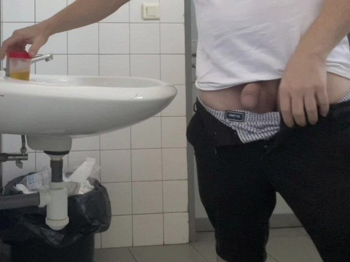 AmateurBoysPissing: Un Mec Prend Un Échantillon D’urine Dans Les Toilettes De L’hôpital