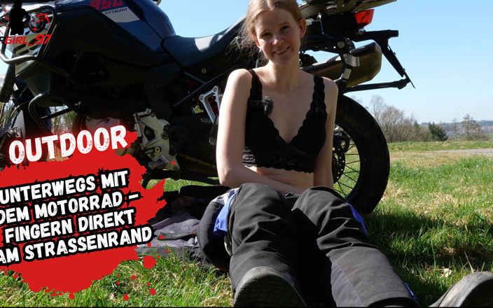 Bikergirl_97: Buiten gevingerd tijdens een motortocht tot een dubbel orgasme!