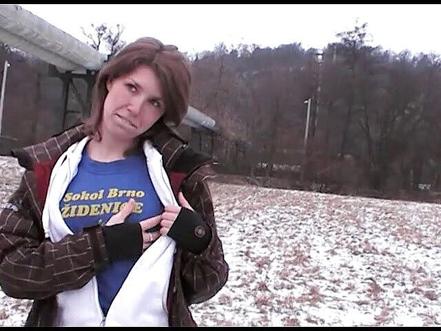 All Those Girlfriends: Ффран показує своє тіло на зимових холодах