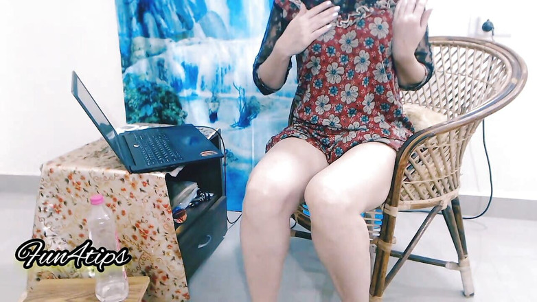 Bolly Karma: Гаряча повія в прямому ефірі дражнить стриптизом із сексуальною сукнею