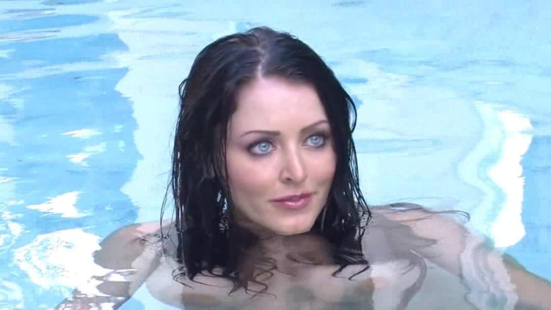 Sophie Dee: Sophie Dee-sling, séance photo en bikini