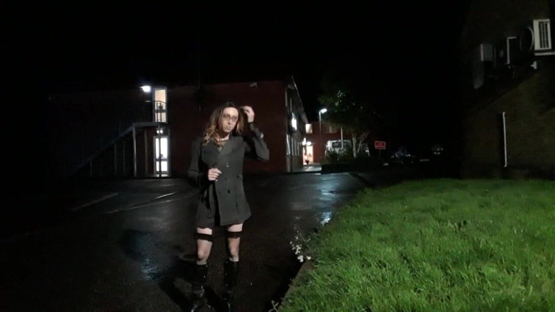 The Midnight Minx: Кроссдрессер кінчає за межами автозаправки