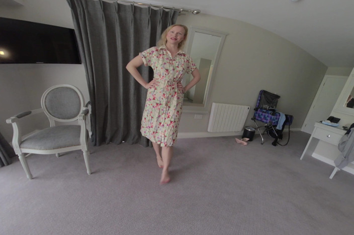 BlondeHexe VR: ドイツのブロンド女性が大家のオナニーを捕まえる