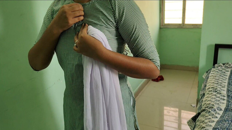 Mili bhabi: Indiana universitária faz sexo com meio-irmão