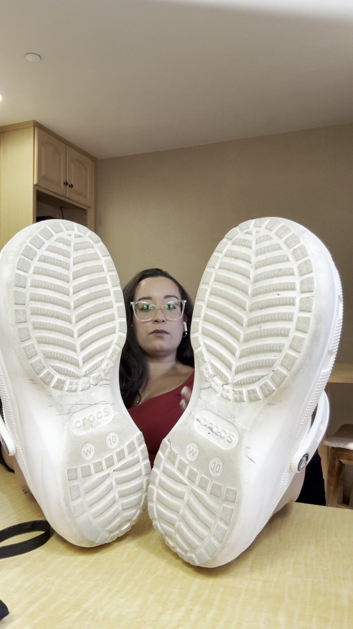 Tan feets: Мачуха смердючий croc removal підпирає підошви французького педі