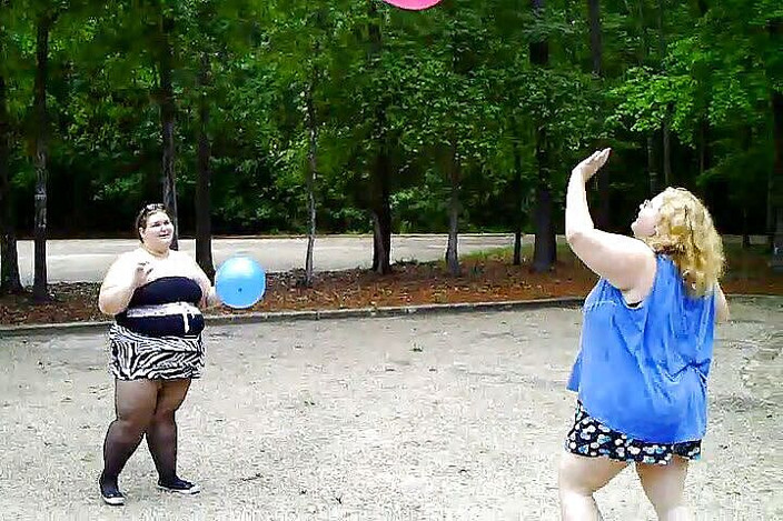 BBW nurse Vicki adventures with friends: Angie Kimber i ja bawimy się balonami na zewnątrz