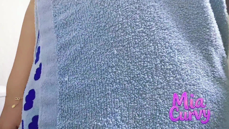 Mia Curvy: Kamera Candi zagląda na gorącą żonę BBW podczas gdy bierze prysznic...