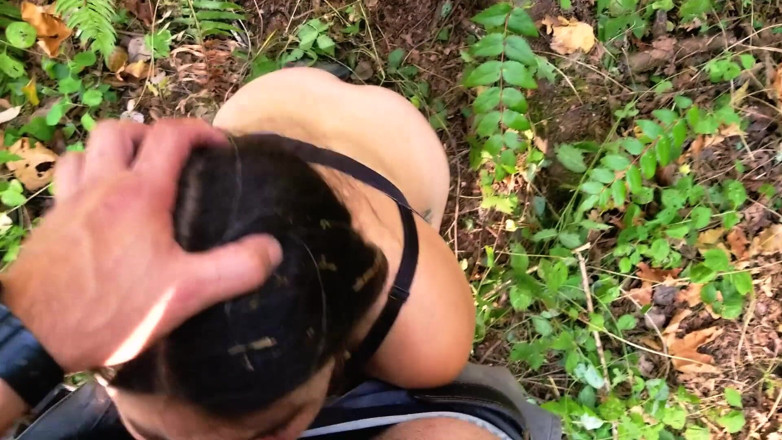 Deerfern: 非常に荒い喉弄とリングギャグのための従順な森