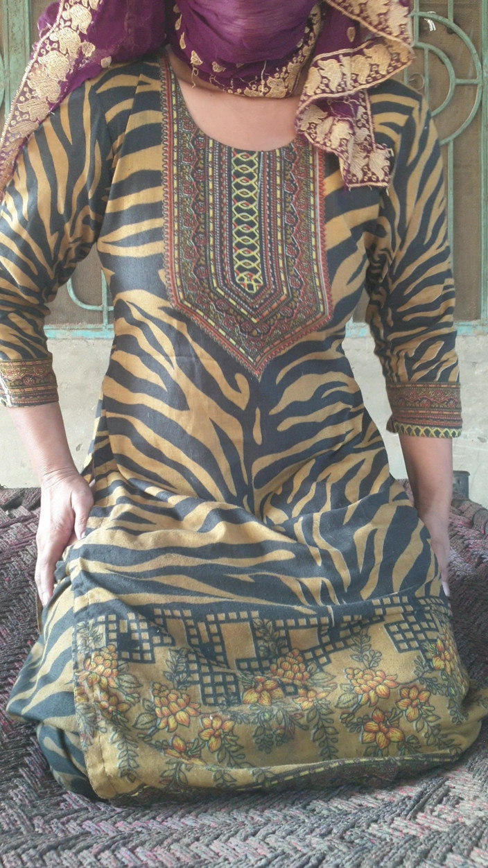 Paige Eva: Simgle house wife pakistan having fun in solo