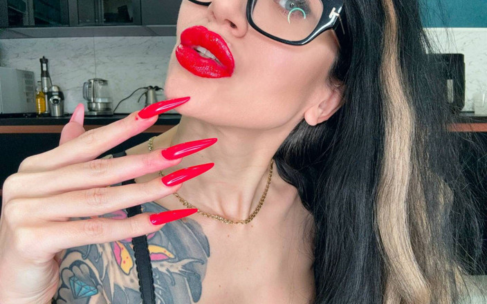Julia domaina: Unghii lungi roșii aprinse, supt de degetele, lenjerie neagră din...