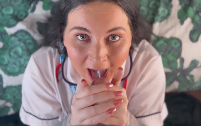 MissFFW: Une infirmière FFW taille une pipe matinale avec cim