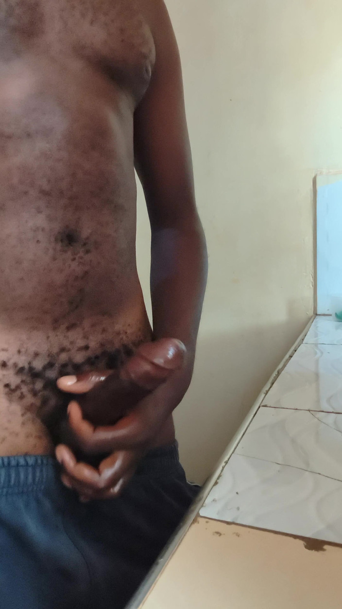 Kenyandick: Il fidanzato solista si masturba il suo cazzo duro al...