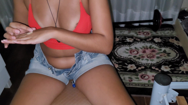 Strimermodel: Une brune infidèle éternue