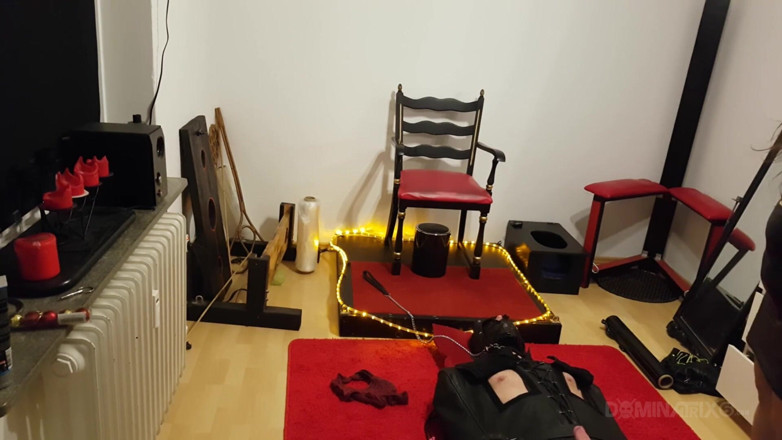 LadyPam: Büyük memeli dominatrix ıslak altın duşta bağlı köleyi sırılsıklam yapıyor