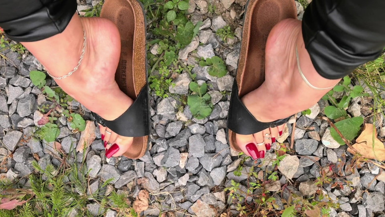 Goddess Lena: Suonare con i Birkenstocks
