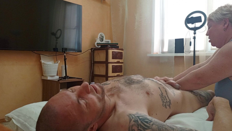 Zona901: Masajul picioarelor și fesului s-a încheiat cu masturbare a penisului cu ejaculare,...